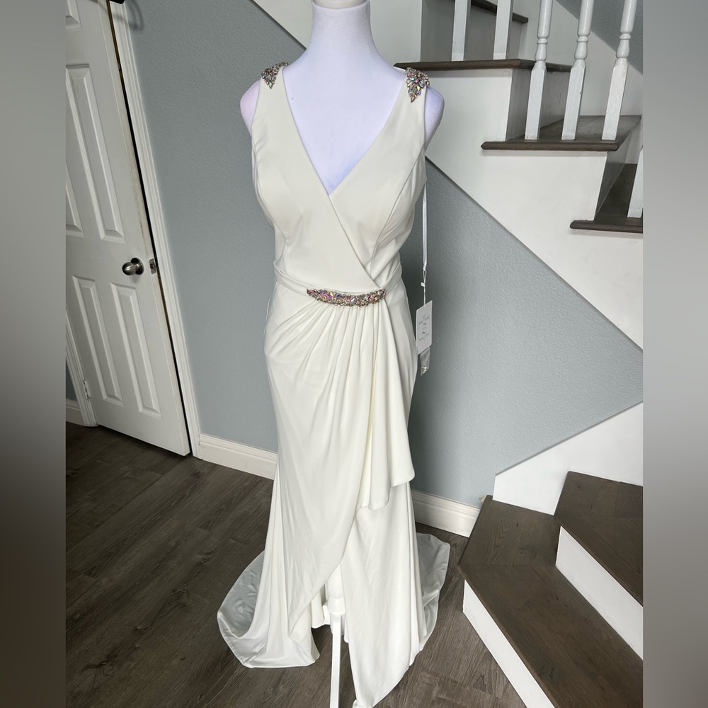 Johnathan Kayne, white size 6 gown